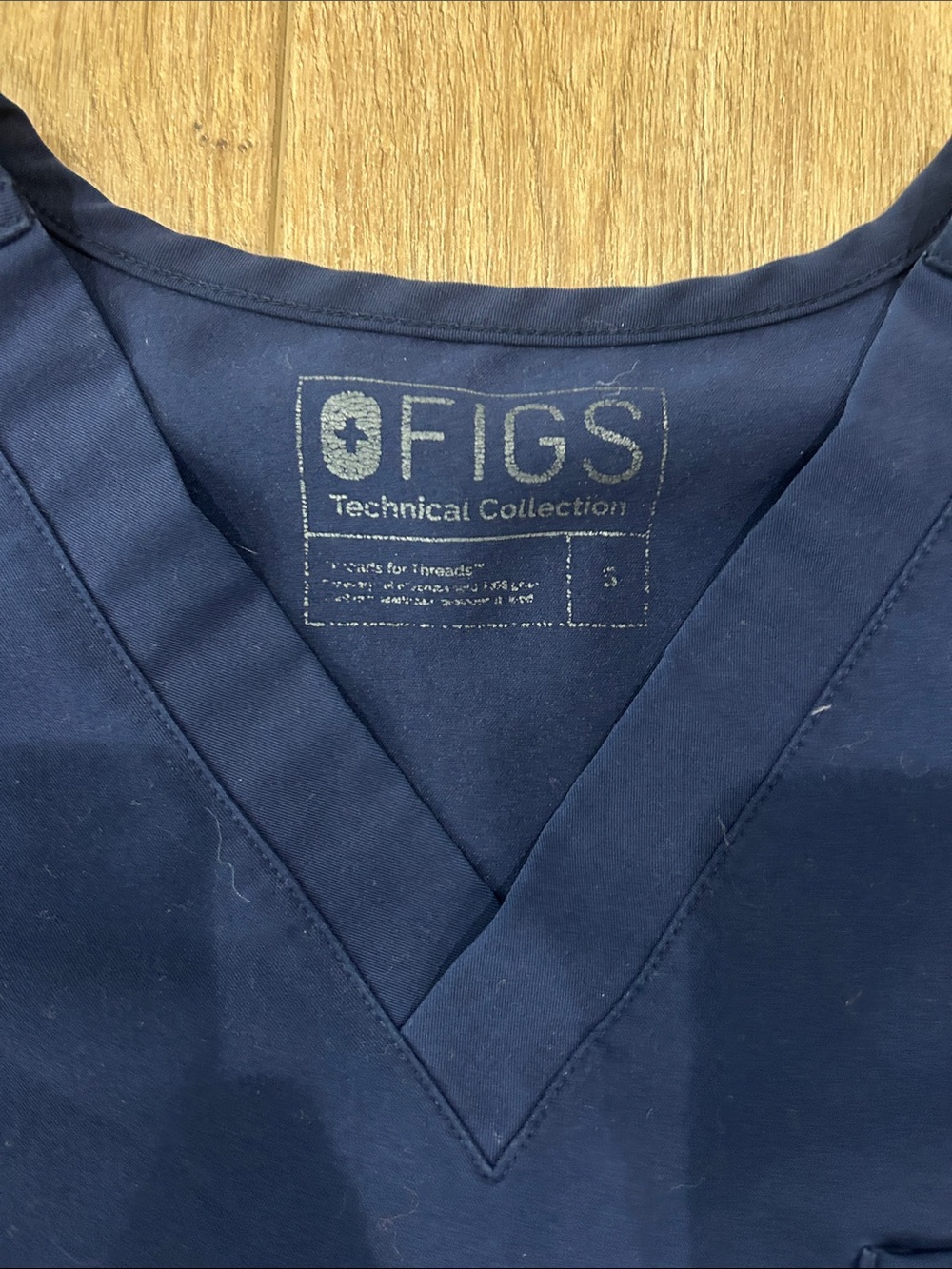 FIGS Set - Leon Scrub Top and Cairo Straight-Leg Scrub Pants - Picture 11 of 12